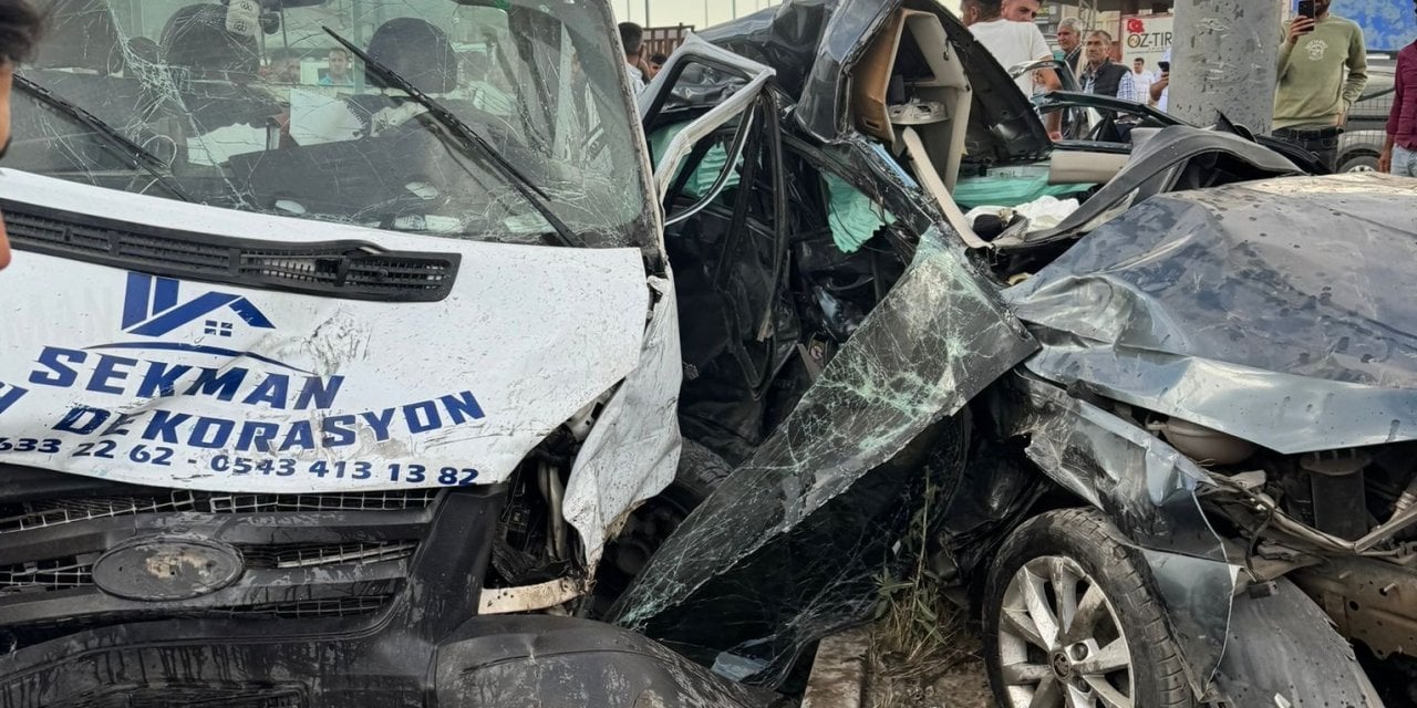 Ağrı’da Feci Kaza! Otomobil İle Kamyonet Çarpıştı