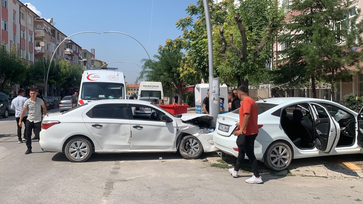 Karaman’da otomobiller çarpıştı: 3 yaralı